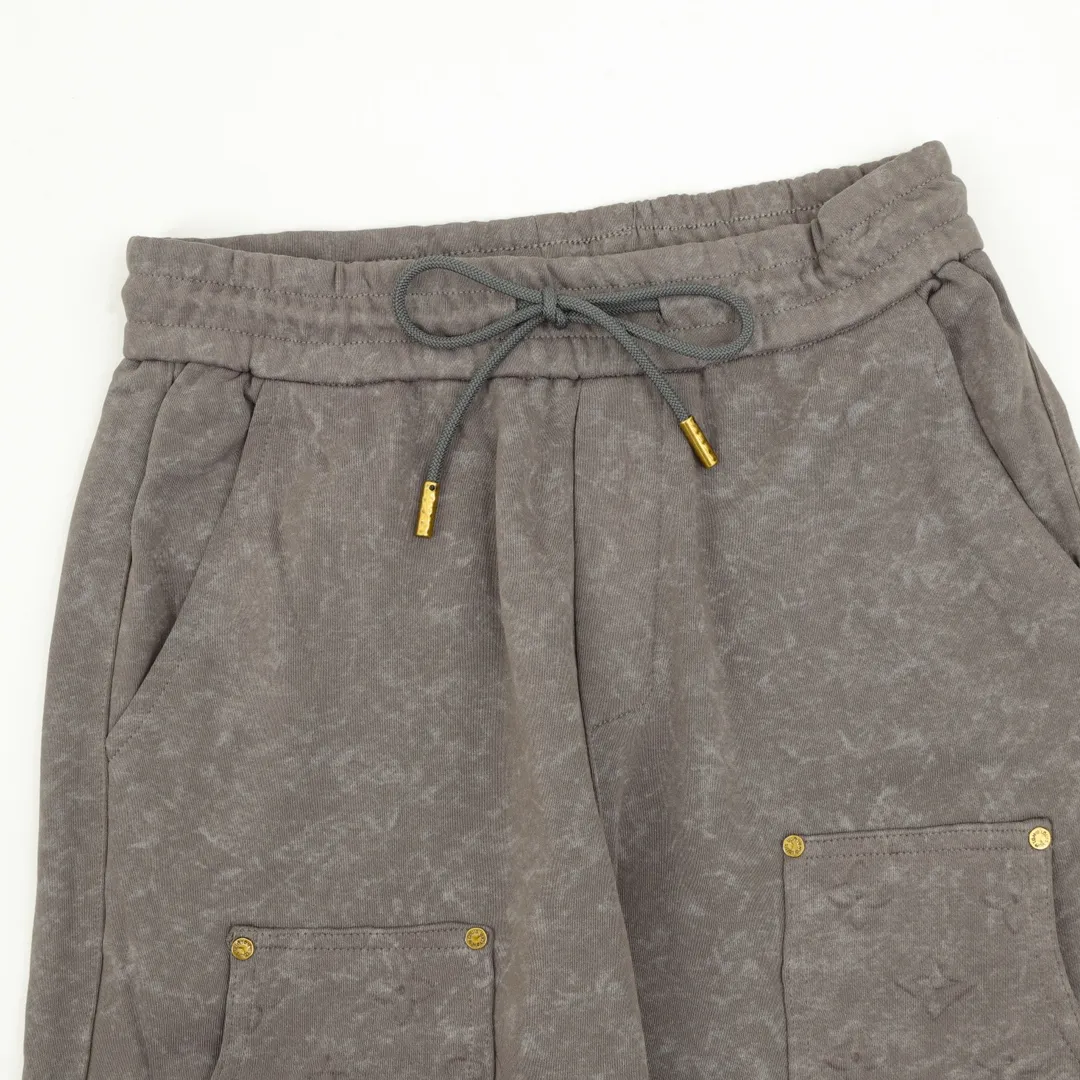 🅿️390 LOUIS VUITTON/Louis Vuitton dark pattern full-print pocket work trousers are made of cotton fabrics. The texture is great, stiff and tough, skin-friendly and warm. It is not that kind of cheap material! The checkerboard jacquard pockets on the chest have clear and three-dimensional textures, and the edges are neatly routed. The reinforcement is in place. There is no need to worry about bursting when loading heavy objects. It is not rough at all. Who can see it and not praise it! The shape is really great. The straight cut is friendly to all types of legs. It can make the legs straight and slender. It can be matched with many types of clothing to create a fashionable look. It has customized accessories, complete with three standards, and the same style for men and women! Size: XS-L